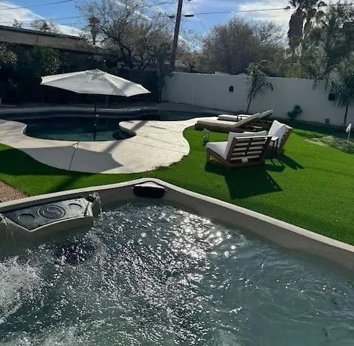 Villa Sam Hughes Desert Oasis, Private Pool & Walk To Ua
