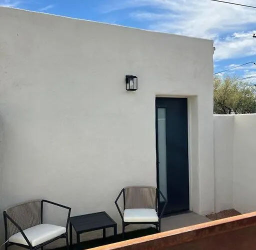 Sam Hughes Desert Oasis, Private Pool & Walk To Ua