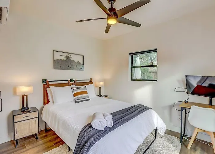 Sam Hughes Desert Oasis, Private Pool & Walk To Ua *