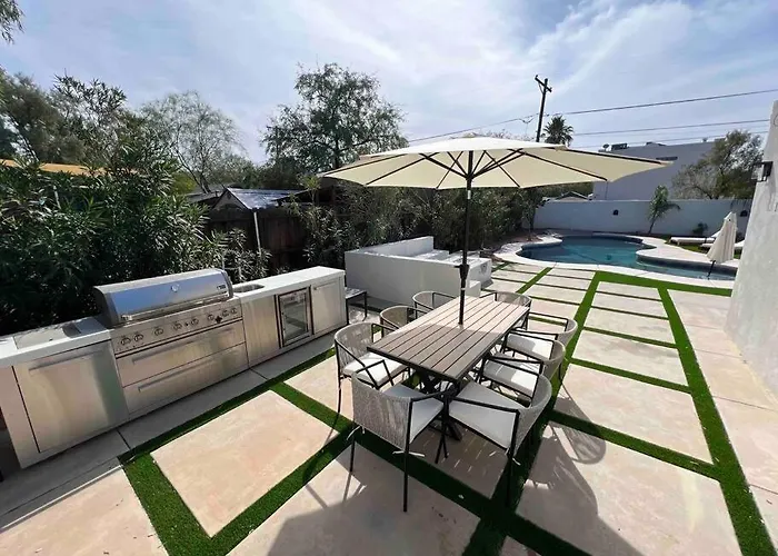 Sam Hughes Desert Oasis, Private Pool & Walk To Ua *